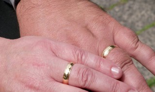 结婚戒指女生应该戴哪只手 结婚戒指女生应该戴哪只手视频