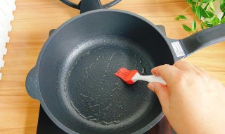 粘锅底怎么清理干净 米饭粘锅底怎么清理干净