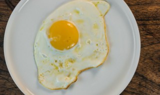 煎蛋怎么不粘锅（为什么煎鸡蛋老是粘锅）