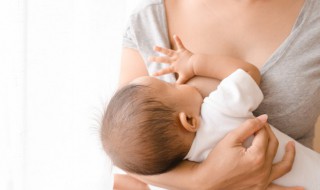 宝宝喝初乳的好处（宝宝喝初乳是不是睡得时间比较长）