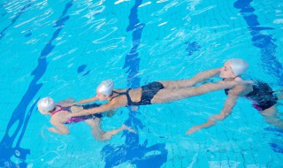 游泳对身体有什么好处呢 游泳对身体健康有什么好处