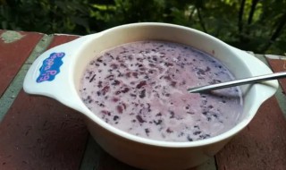 椰香芋头紫米粥的家常做法（椰香紫米芋泥奶）
