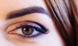 炒菜时油溅到眼睛里怎么办 炒菜时油溅到眼睛里怎么办?