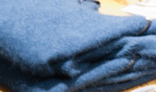 如何去除毛料服装上的亮光（如何去除毛料服装上的亮光痕迹）