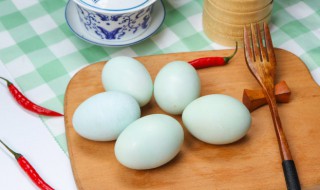 鸭蛋和鸡蛋哪个更有营养（鸡蛋是蛋白有营养还是蛋黄有营养）