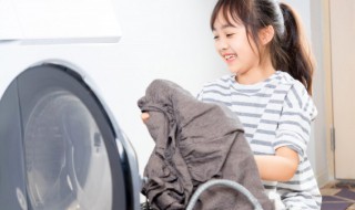 校服上的黑色中性笔油怎么洗掉 校服被弄上黑笔油怎么去除
