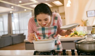 夏日消暑海南菜系椰子鸡做法（海南椰子鸡的吃法）