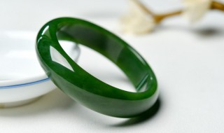 冰糯翡翠手镯可以养透 冰糯翡翠手镯能不能养透