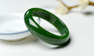 玉镯和翡翠手镯的区别 玉镯和翡翠手镯的区别是什么