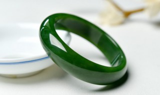 女人戴翡翠手镯的寓意 女人戴翡翠手镯的寓意分析