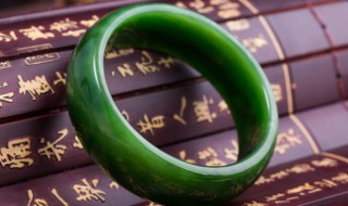 翡翠手镯飘花好还是不飘花好 翡翠的相关知识
