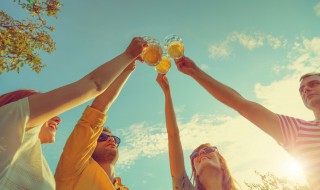 啤酒可以加柠檬吗（百威啤酒可以加柠檬吗）