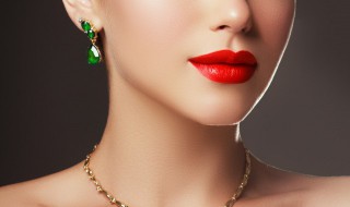 冰种翡翠耳坠（冰种翡翠耳钉镶嵌图片）