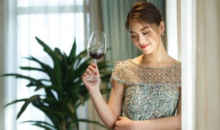 红酒可以加可乐两个合兑在一起喝吗（红酒加可乐可以混在一起喝吗）