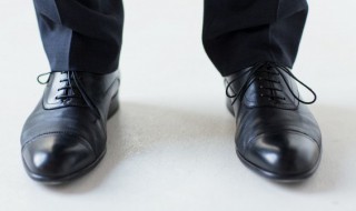 怎么除去麂皮绒上的油污（麂皮绒衣服上的油怎么清洗）