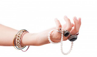 戴翡翠戒指有什么好处（佩戴翡翠项链有什么好处）