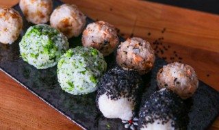 一碗米能蒸多少米饭（一碗米能蒸多少米饭放多少水）