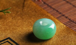 冰糯种飘绿翡翠值钱吗 糯冰淡绿色翡翠值钱吗