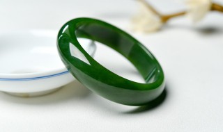 色如翡翠是什么意思（色如翡翠是词语吗）