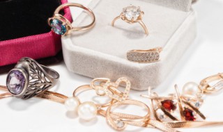 女生左手食指戴戒指什么意思 女生左手中指戴戒指什么意思