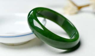 冰种翡翠手镯价钱 冰种翡翠手镯价值多少钱一克