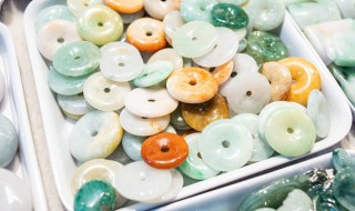 冰种翡翠吊坠一般价格（冰玻种翡翠吊坠价格）