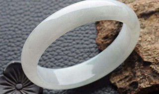 白色糯种翡翠好不好 糯种白色翡翠为何不值钱