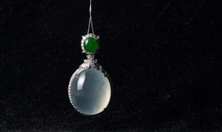 翡翠吊坠价格一般多少钱（翡翠吊坠的价格一般多少钱）