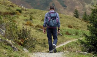 如何背包徒步游（徒步背包使用方法图解）