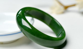 翡翠手镯的好处和作用 翡翠手镯有什么功效和好处