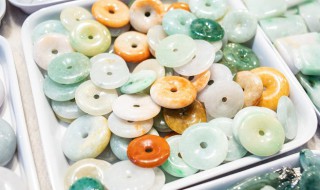 浅绿色翡翠好不好（浅绿色翡翠好吗）