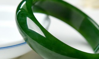 油青种翡翠手镯好不好 油青翡翠手镯越戴越好