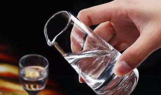 别人倒酒时敲桌子什么意思（别人倒酒的时候敲桌子是什么意思）