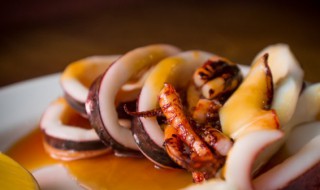 爆炒鱿鱼头的做法（爆炒鱿鱼头的做法窍门）