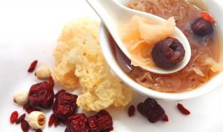 冰糖银耳汤的做法与功效有哪些（银耳汤用什么冰糖）