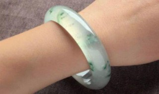 翡翠玉镯带哪只手好（玉手镯带哪只手好）