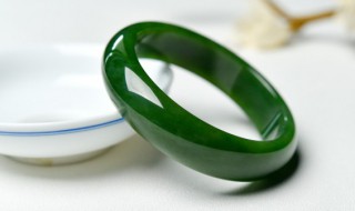 手镯戴翡翠好还是玉好 手镯翡翠的好还是玉的好