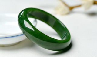 佩戴翡翠手镯的寓意 佩戴翡翠手镯的寓意和象征