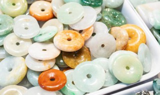 和田玉养人还是翡翠养人 戴翡翠养人还是戴和田玉更养人