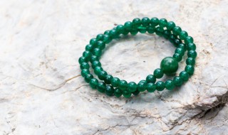 翡翠和水晶的区别（水晶是翡翠的一种吗）