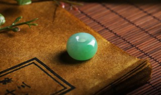 戴翡翠戒指养人吗 戴翡翠手镯养人吗