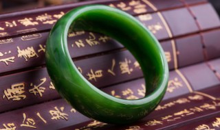 翡翠手镯带黑花好么 翡翠手镯飘黑花好不好