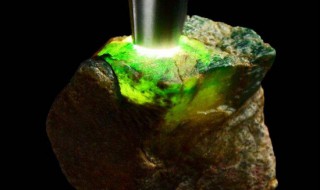 照翡翠的手电筒叫什么 照翡翠的手电筒叫什么名字