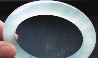 翡翠手镯变黄是什么原因（翡翠手镯变黄了）