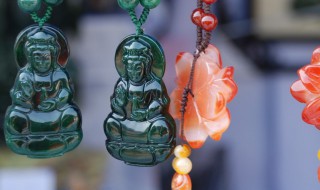 冰种晴水翡翠挂件价格（翡翠冰种挂件市场价是多少?60后都说好!）