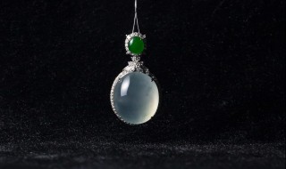 翡翠和玉髓哪个好（翡翠和玉髓哪个好?）