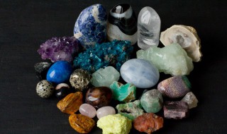 玛瑙好还是翡翠好（南红玛瑙好还是翡翠好）