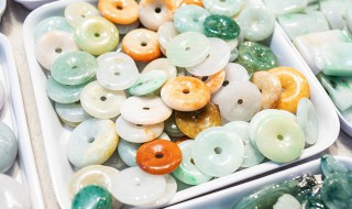 白色翡翠好吗 白色翡翠好还是绿色好