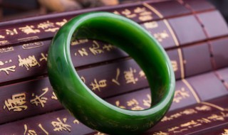 翡翠玉好还是和田玉好（翡翠玉好还是和田玉更好）