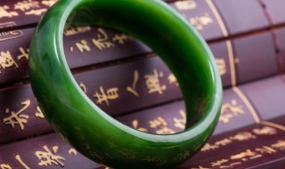 豆绿色翡翠手镯值钱吗 绿色豆种翡翠镯子